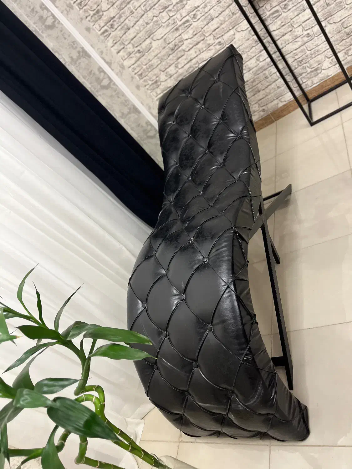 صندلی پایه چوبی و تخت چستر و میزناخن|دفتر کار|رشت, لاکانی|دیوار