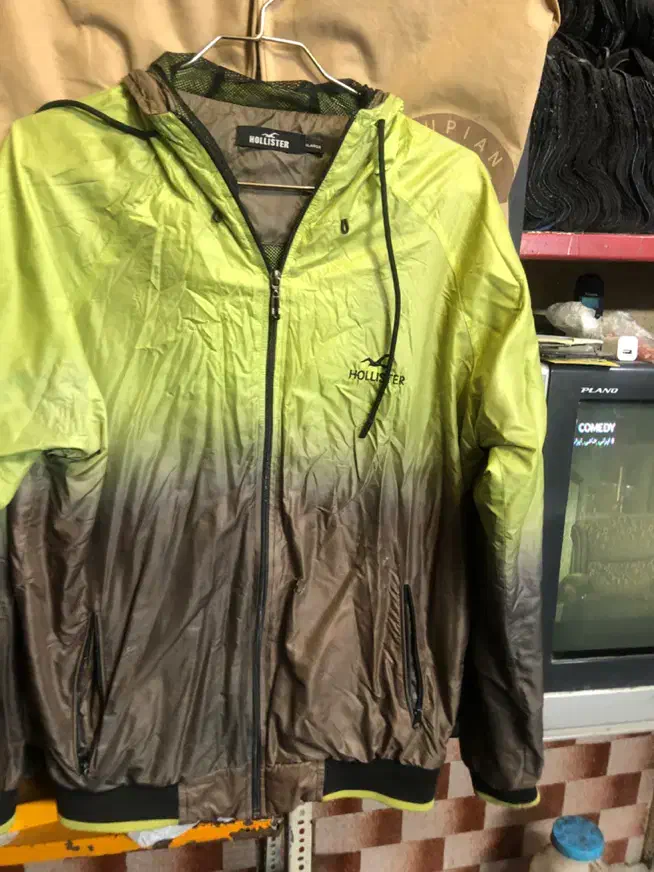 بادگیر ورزشی|لباس|شهریار, شهریار|دیوار