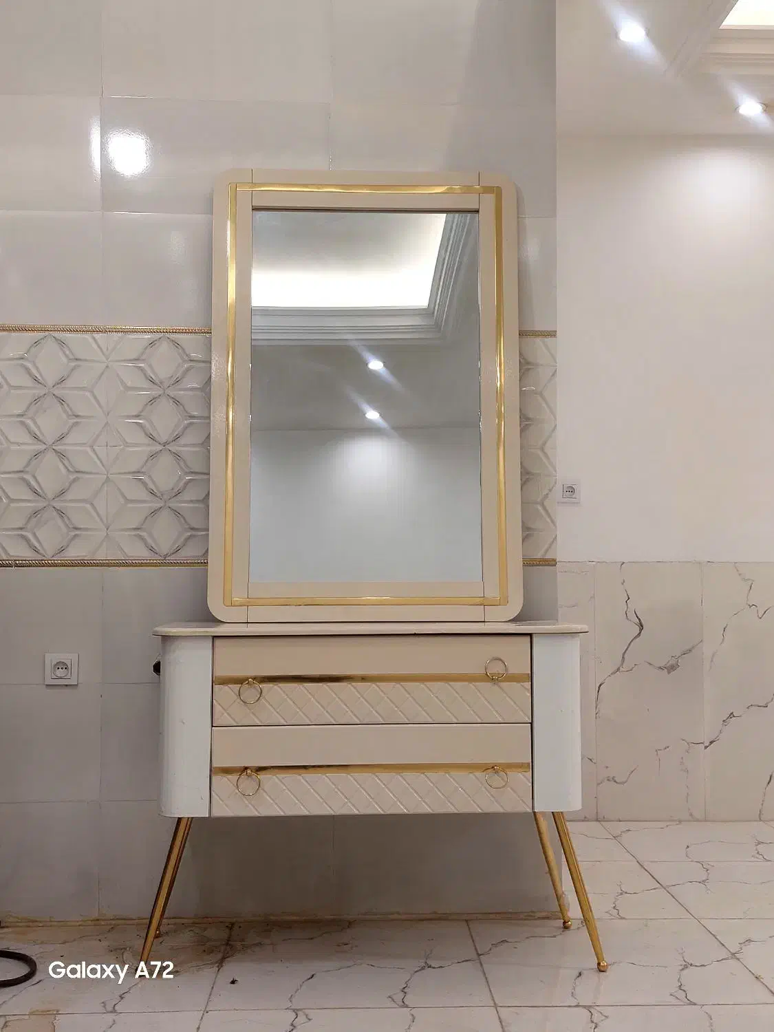 اینه کنسول|آرایشگاه و سالن‌های زیبایی|وحیدیه, |دیوار