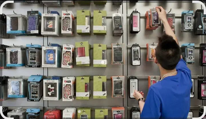 ویترین موبایل در پیاده راه بوعلی اجاره داده میشود|اجارهٔ مغازه و غرفه|همدان, |دیوار