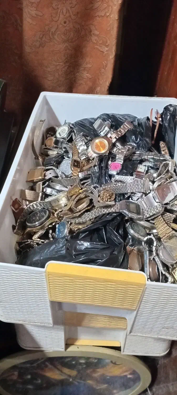 تعدادی ساعت|ساعت|رشت, خواهر امام|دیوار