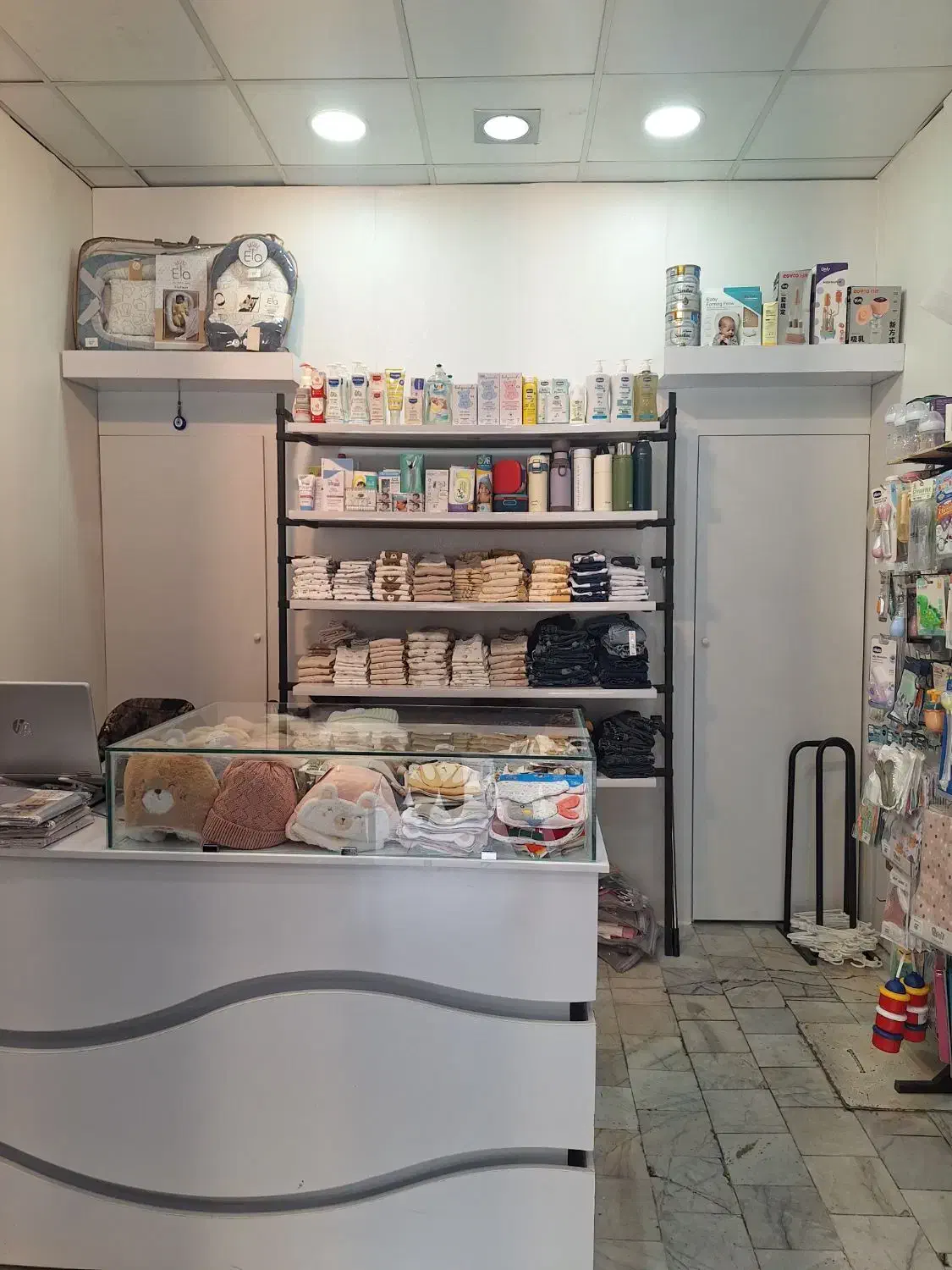 واگذاری فروشگاه سیسمونی آماده به کار با تجهیزات|اجارهٔ مغازه و غرفه|کرمان, |دیوار