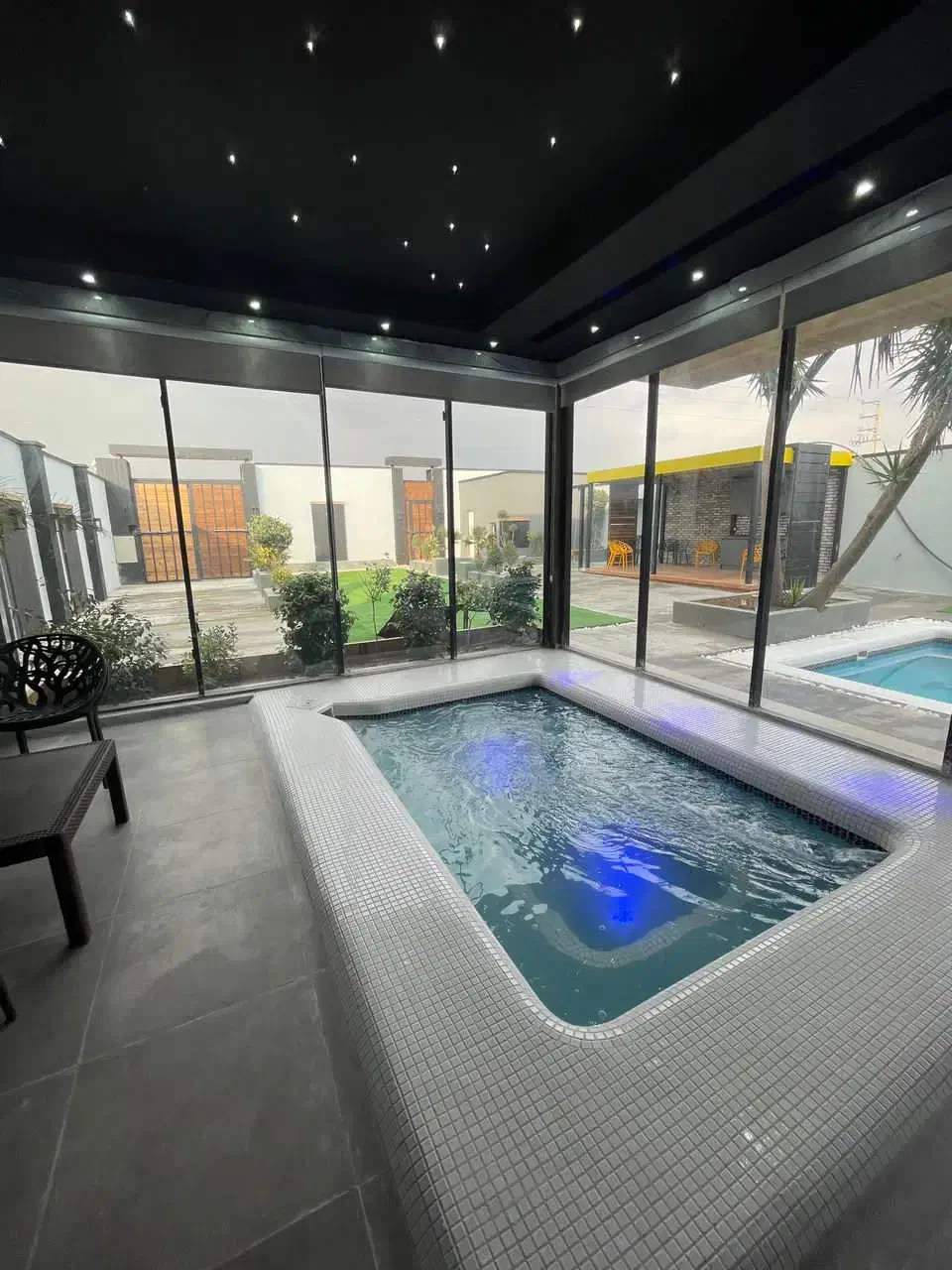 اجاره ویلا مدرن دو استخر|اجارهٔ کوتاه‌مدت ویلا و باغ|بندر انزلی, ساحل قو|دیوار