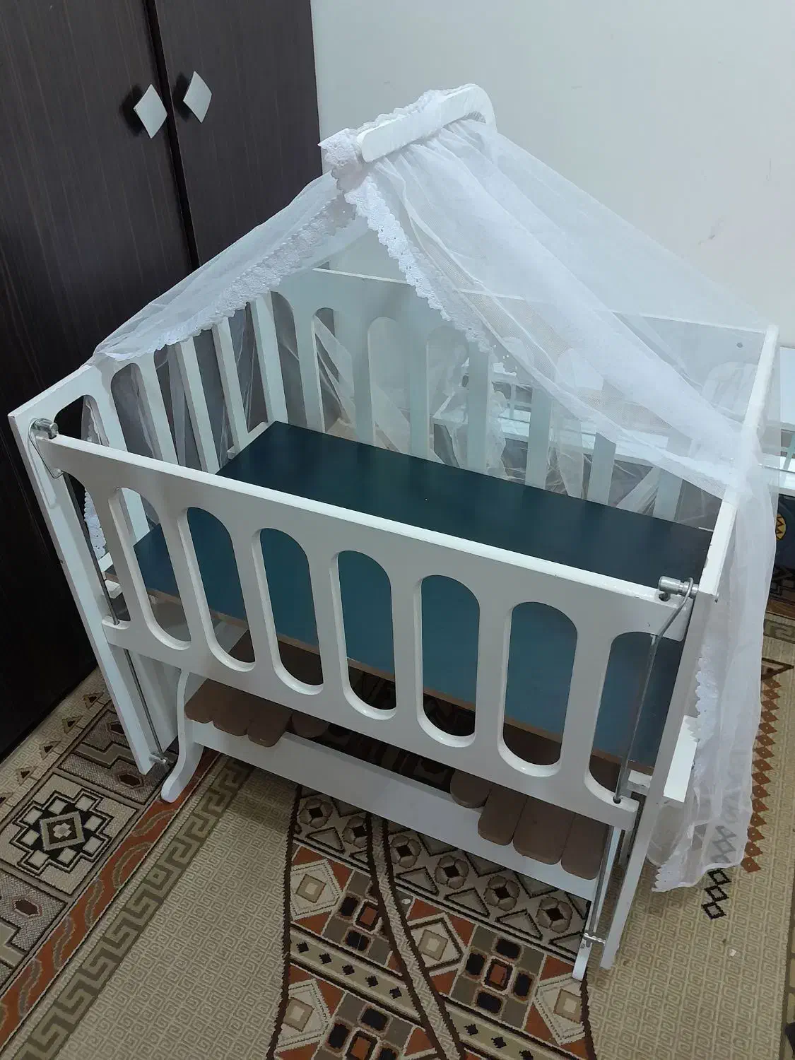 ​ گهواره کنار تخت مادر  در حد نو|تخت و صندلی بچه|یزد, |دیوار