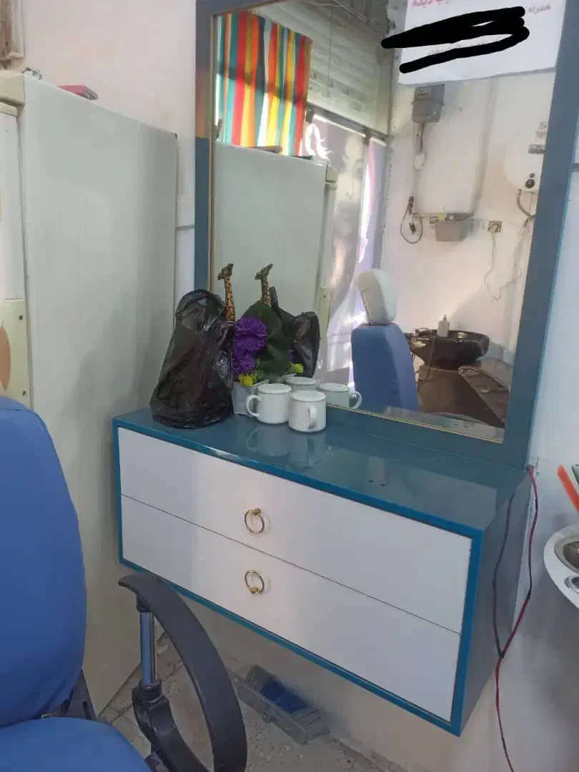 باکس اینه با صندلی ترح برقی کاملا سالم|آرایشگاه و سالنهای زیبایی|اسلامآباد غرب, |دیوار