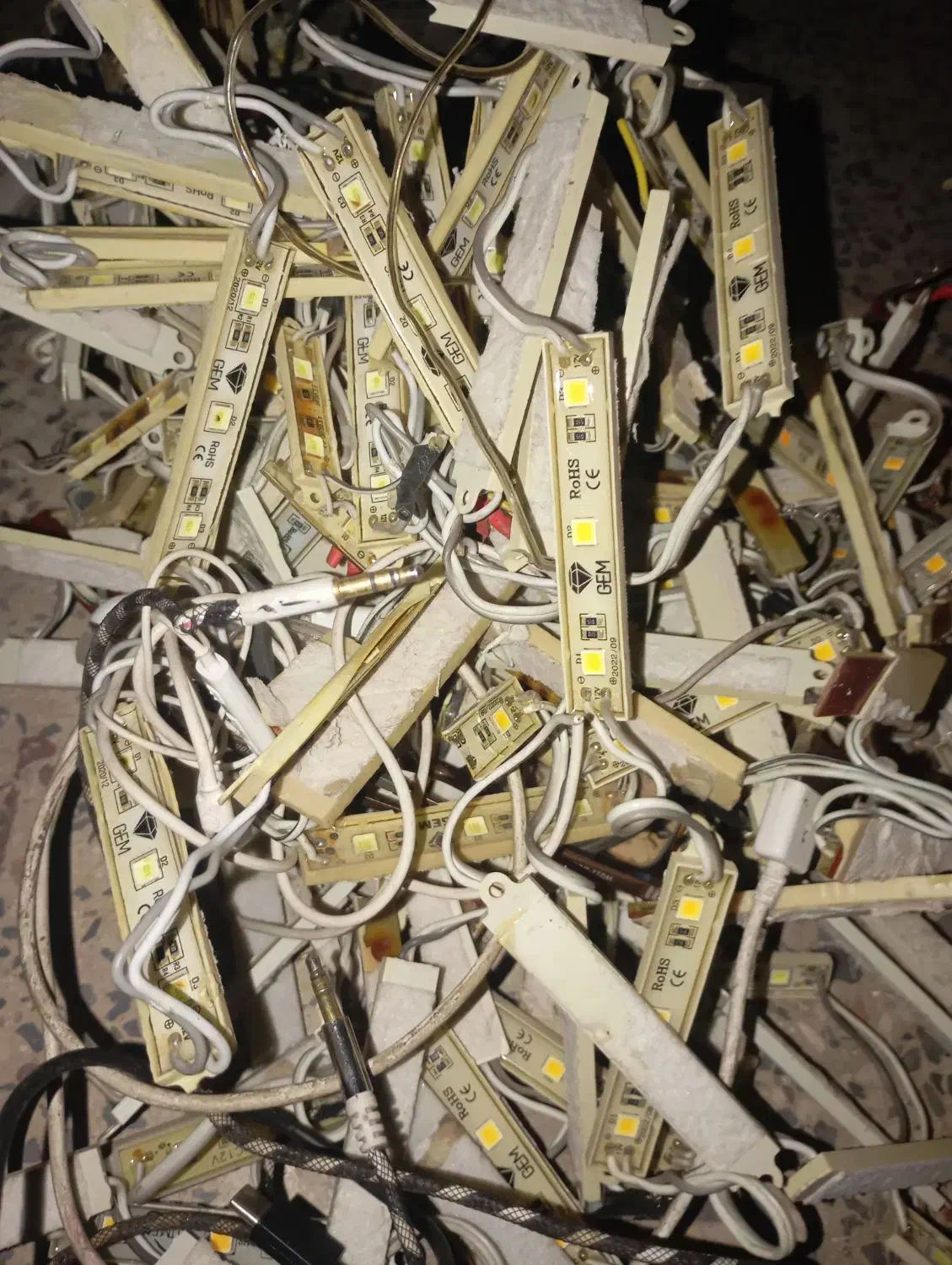 لامپ ال ای دی بلوکی  تعداد بالا|لامپ و چراغ|شاهین‌شهر, شهرک گلدیس|دیوار