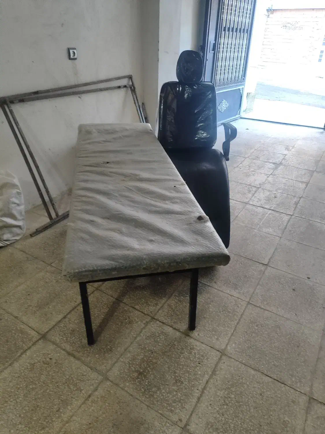 صندلی و‌تخت آرایشگاه|آرایشگاه و سالن‌های زیبایی|ایلام, |دیوار