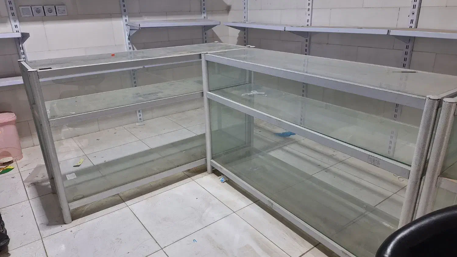 ویترین فلزی به همراه شیشه|فروشگاه و مغازه|شاهین‌شهر, فردوسی|دیوار