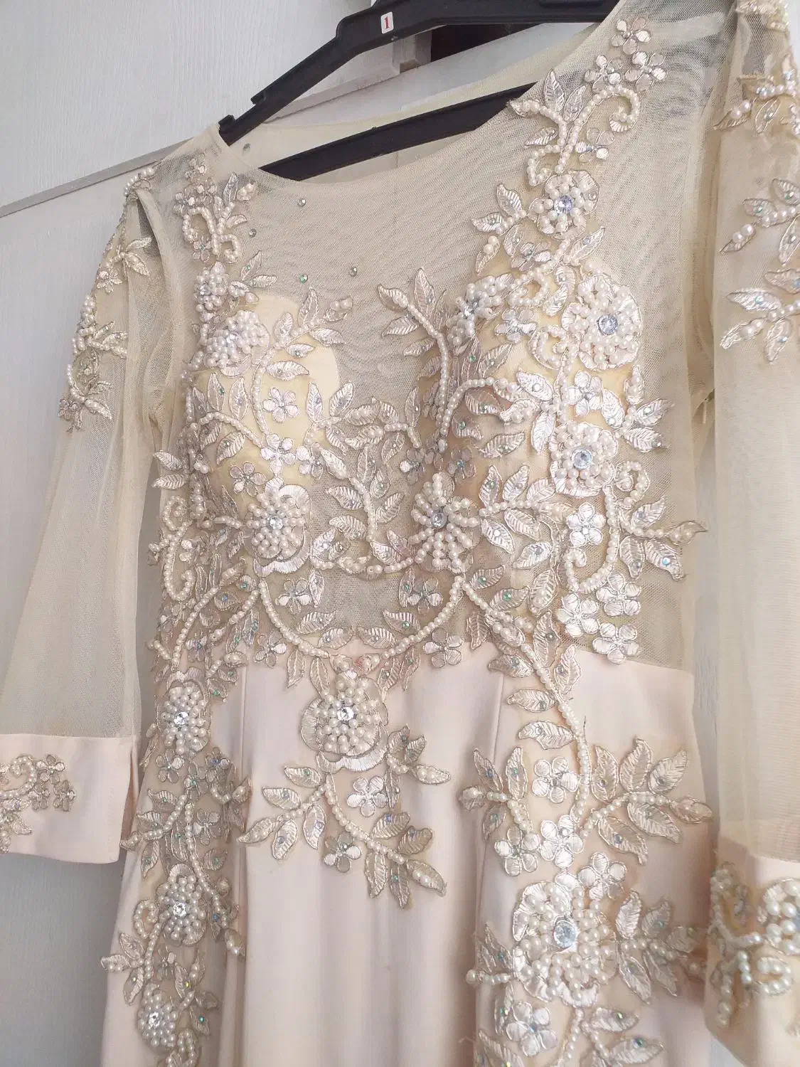 لباس مجلسی|لباس|اقبالیه, |دیوار