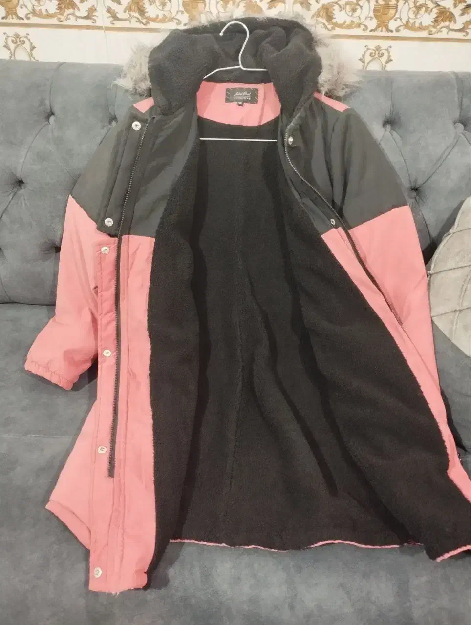 کاپشن|لباس|قلعه شاهین, |دیوار