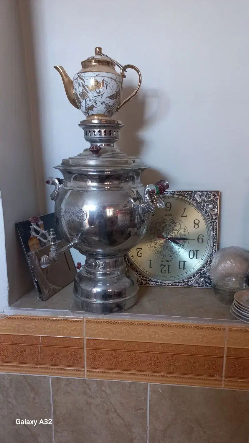 سماورگازی بزرگ وسماوردکوری کوچک برقی وساعت وقوری|سماور، چایساز، قهوهساز|فامنین, |دیوار