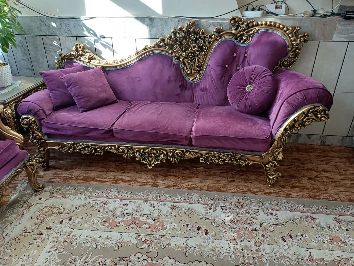 مبل کار کرده نو ۸نفره با ویترین سالم جنس چوب|مبلمان خانگی و میز عسلی|خمینی‌شهر, |دیوار