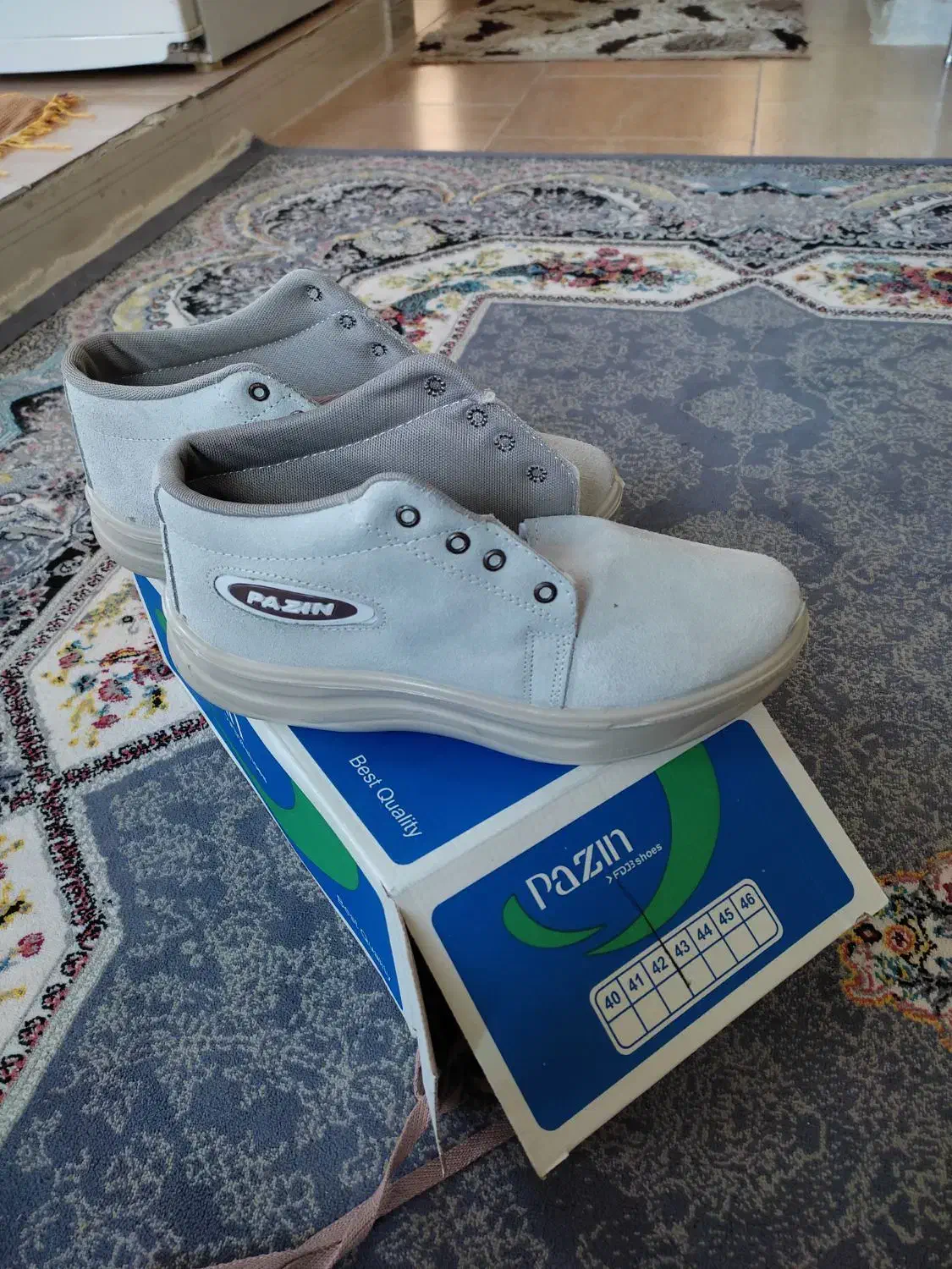 کفش کار|کیف، کفش، کمربند|مهاجران, |دیوار