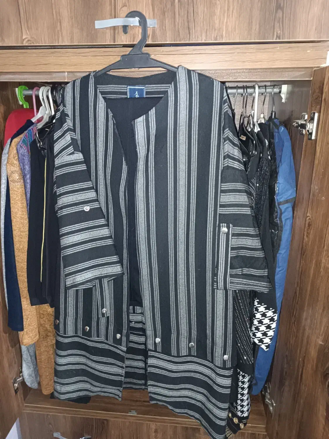 چند عدد کاپشن|لباس|ری, شهید غیوری (ابن باویه)|دیوار