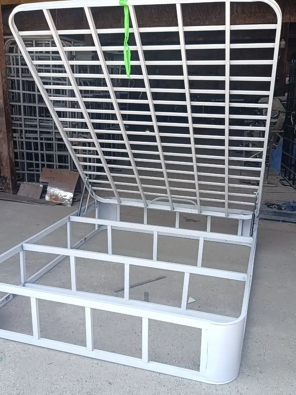 زیر تشکی فلزی سفید رنگ کفی/ ثابت/تخت جکدار|تخت و سرویس خواب|تهران, تهرانسر شمالی|دیوار