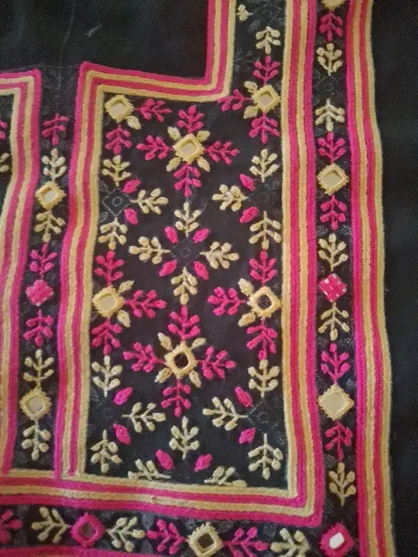 اینه جالار|لباس|چابهار, |دیوار