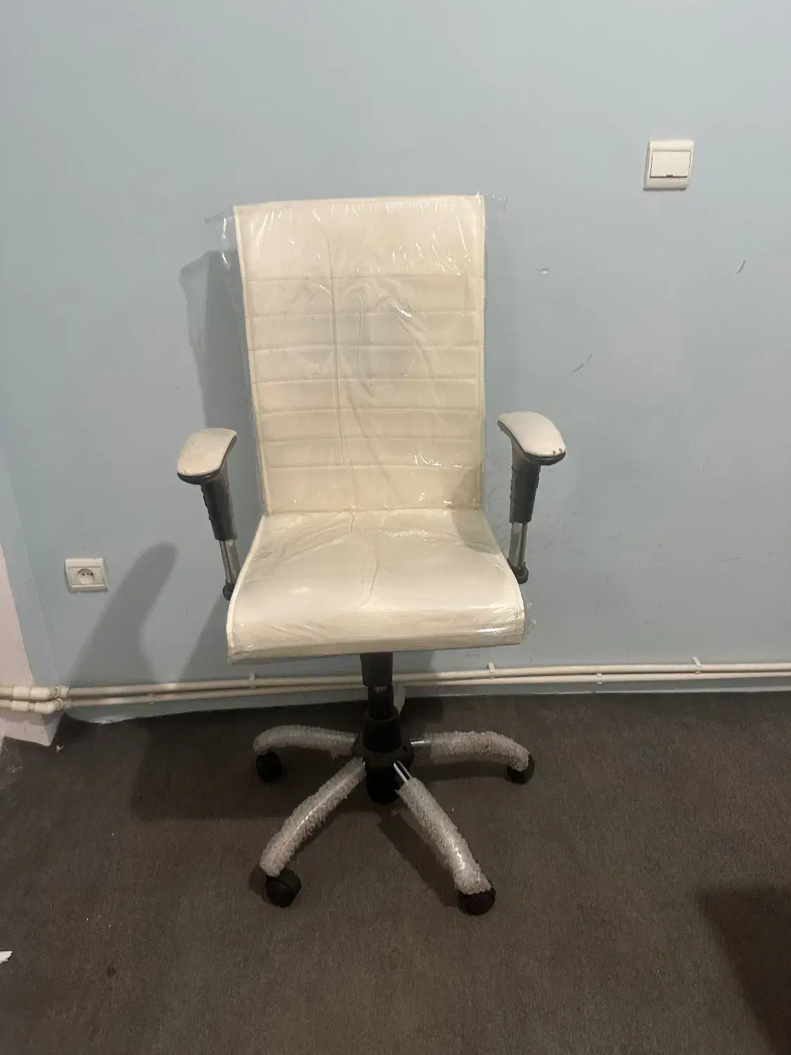 صندلی اداری گردان سفید|مبلمان اداری|رشت, گلباغ نماز|دیوار