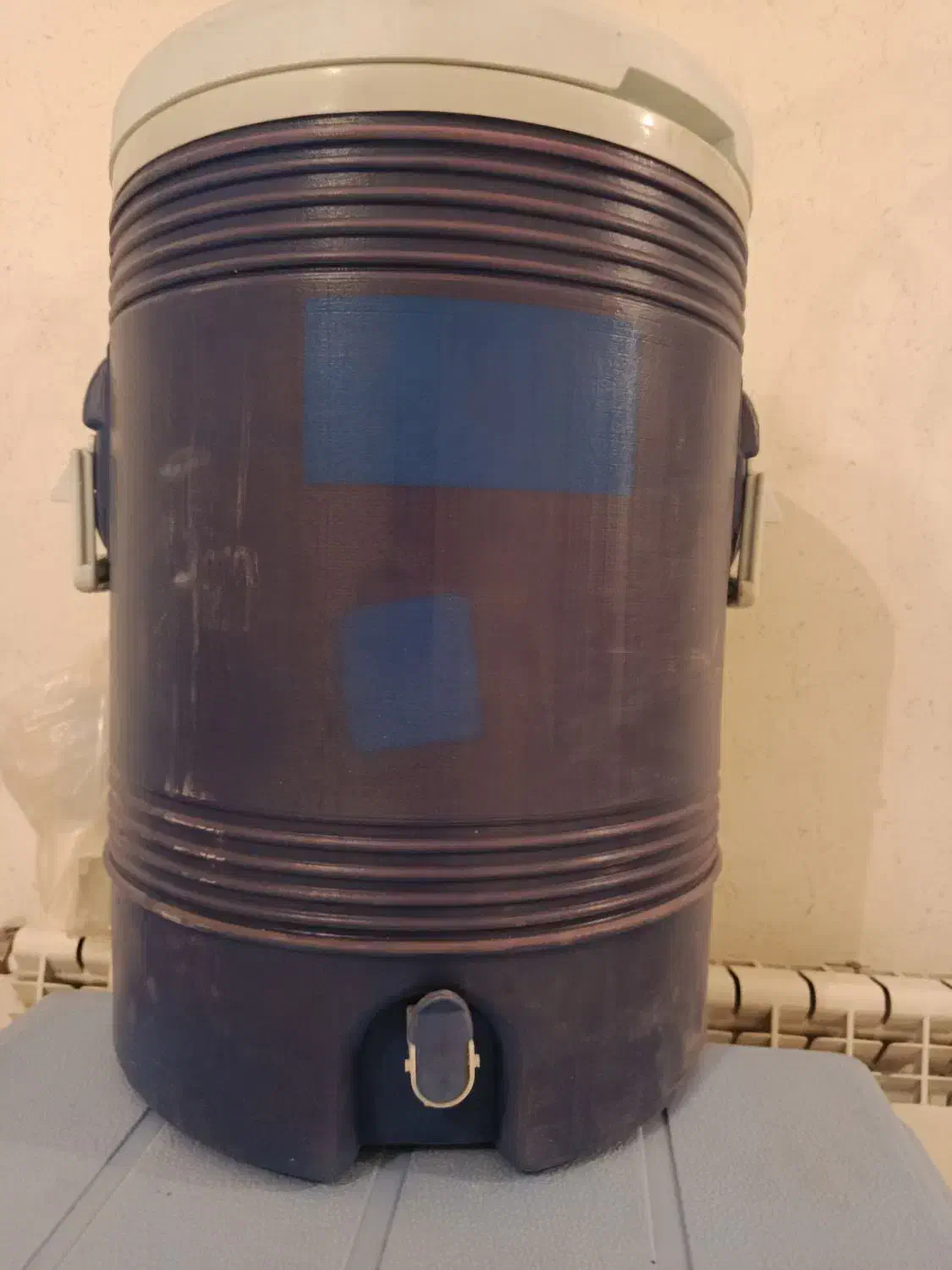 کلمن ابی پررنگ ۳۰ لیتری ابی کمرنگ ۶۰ لیتری|ظروف نگهدارنده، پلاستیکی، یک‌بارمصرف|بومهن, |دیوار