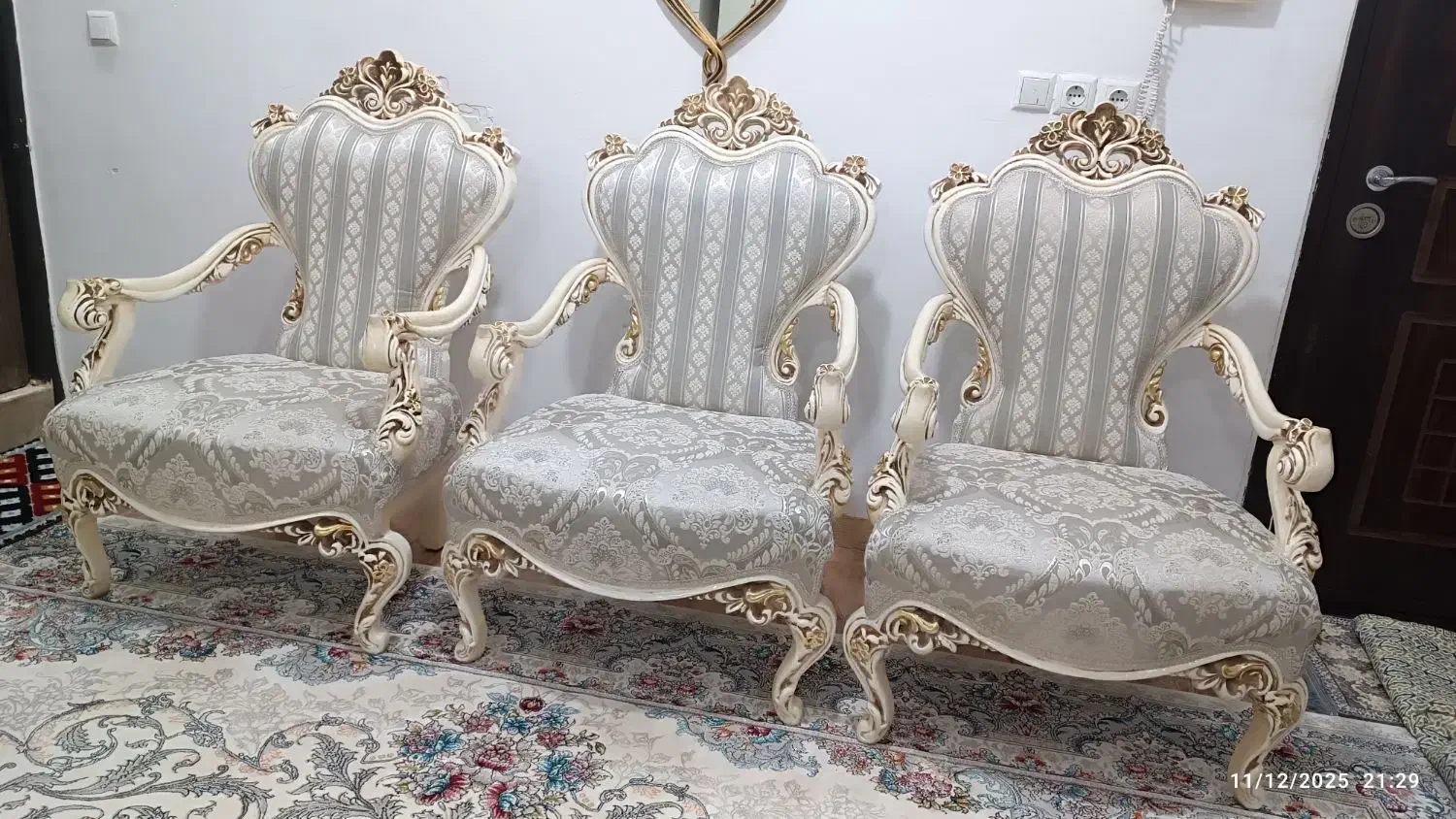 مبل کلاسیک هشت نفره همراه دو میزبان .. و میز عسلی|مبلمان خانگی و میز عسلی|لاهیجان, گلستان|دیوار