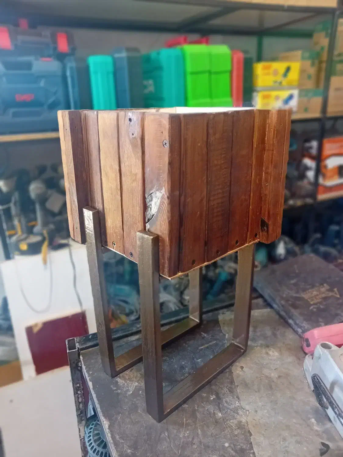 گلدان طرح چوب فلز|صنایع دستی و سایر لوازم تزئینی|شاهینشهر, نبوت|دیوار