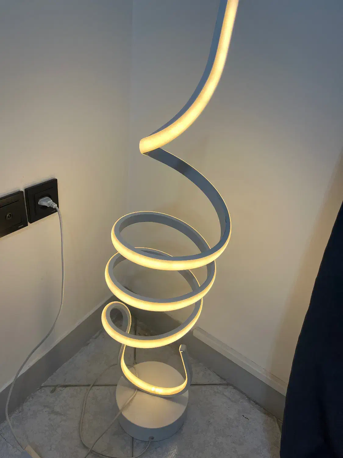 اباژور|چراغ خواب و آباژور|رشت, سعدی (تختی)|دیوار