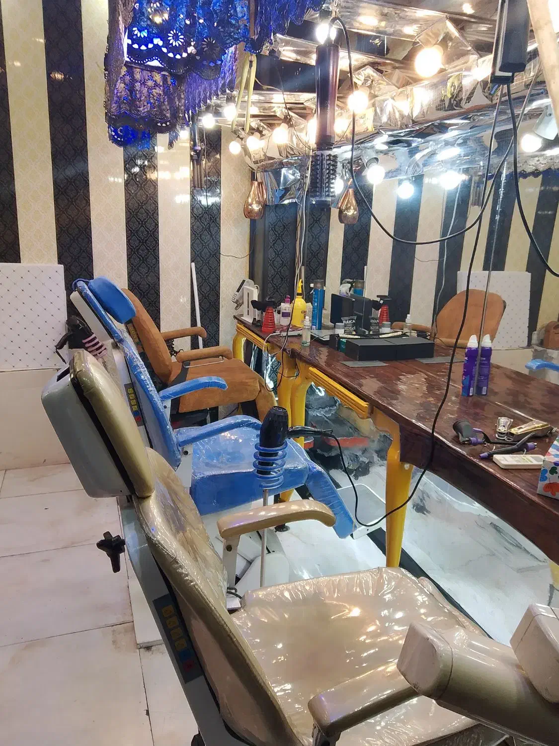 صندلی برقی ارایشگاه|آرایشگاه و سالنهای زیبایی|شیراز, بعثت|دیوار