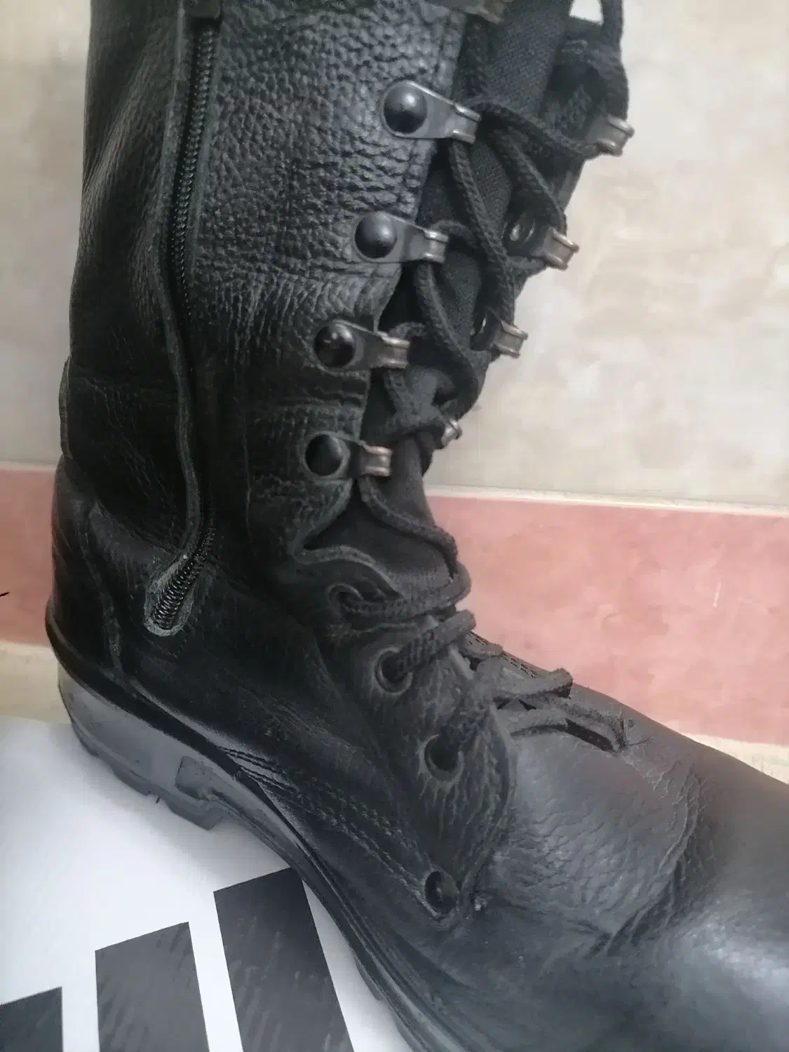 کفش سربازی|کیف، کفش، کمربند|قم, چهل درخت‎|دیوار