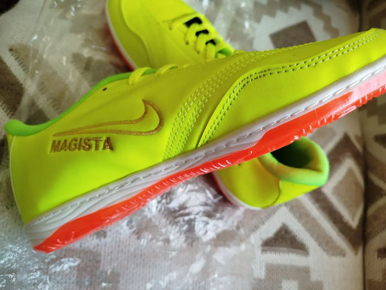 کفش سالن|کیف، کفش، کمربند|میانه, |دیوار