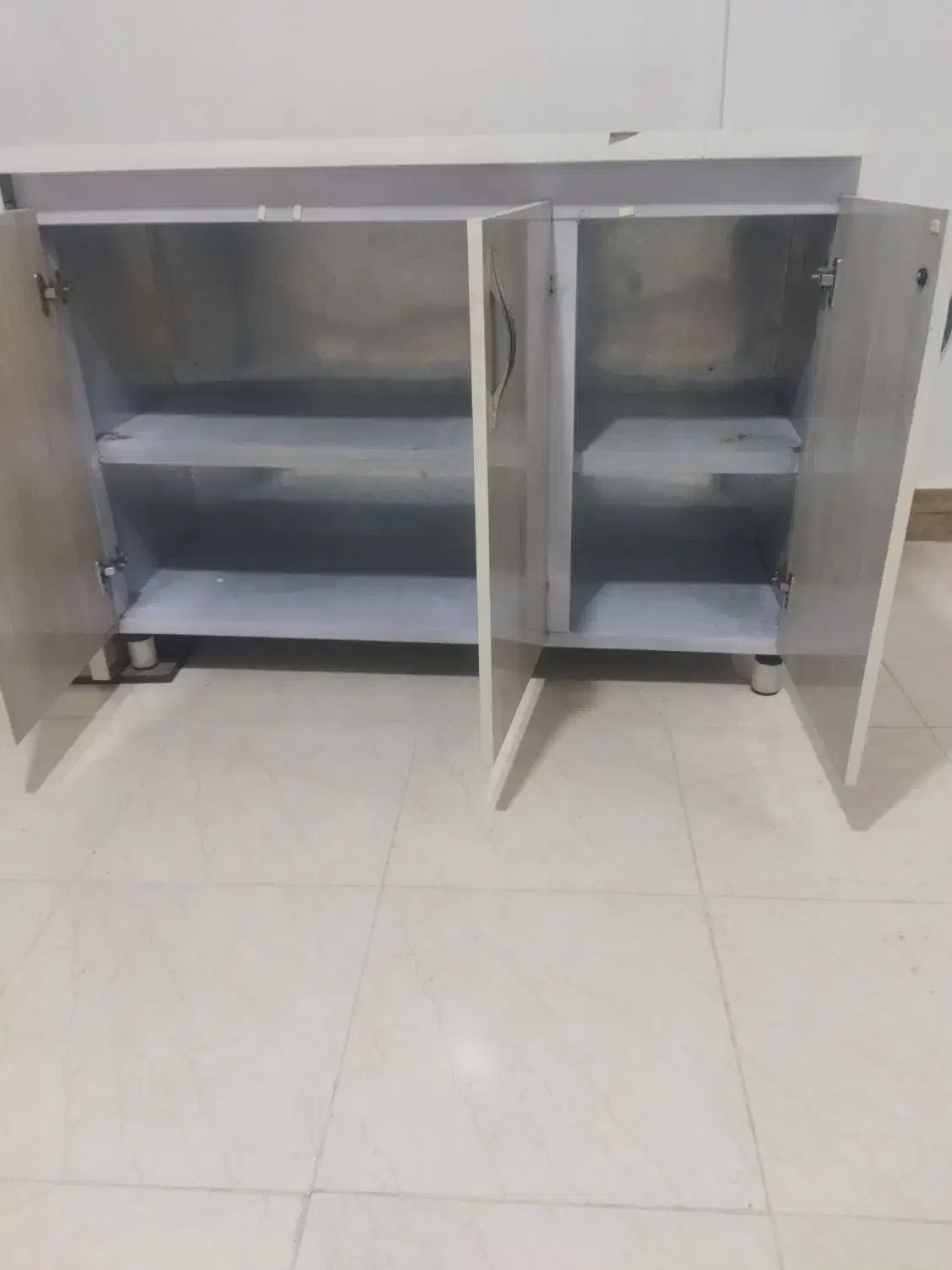 یک کابینت سه درجلیه اوپنی درحدنو|مبلمان خانگی و میز عسلی|بروجرد, |دیوار