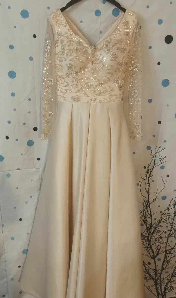 لباس مجلسی|لباس|نیشابور, فرح بخش|دیوار