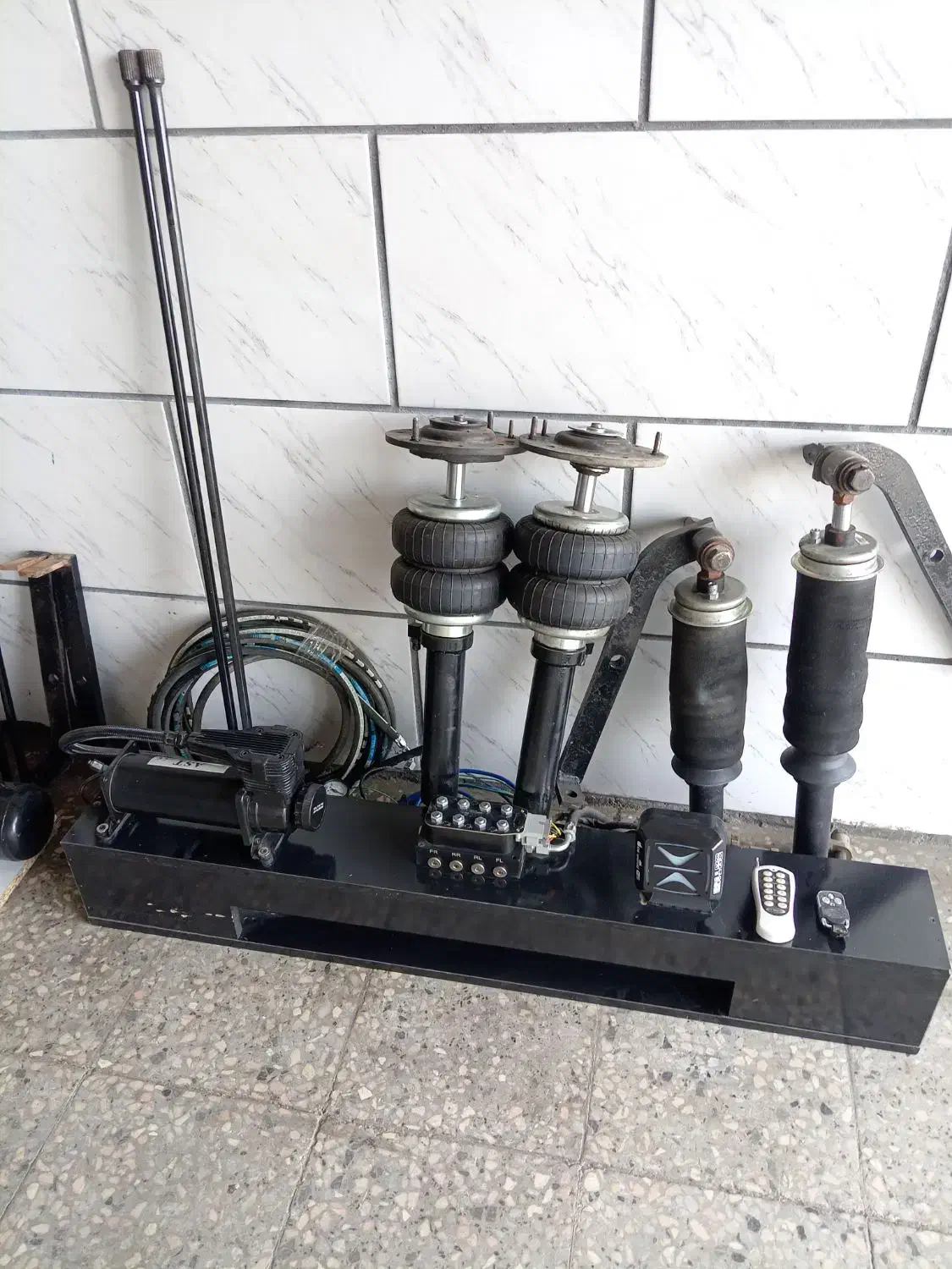 پنوماتیک کمک بادی پژو پراید|قطعات یدکی و لوازم جانبی|تربت‌حیدریه, منظر|دیوار