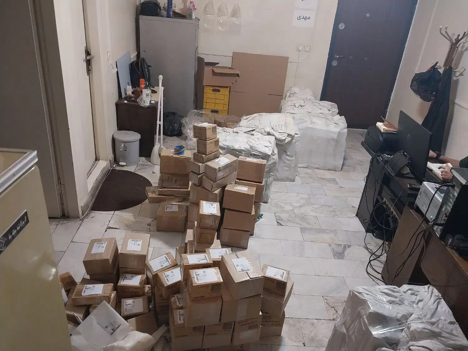 جذب نیرو آقا برای همکاری و حمل بار در دفتر آرایشی|استخدام خدمات فروشگاه و رستوران|تهران, پامنار|دیوار