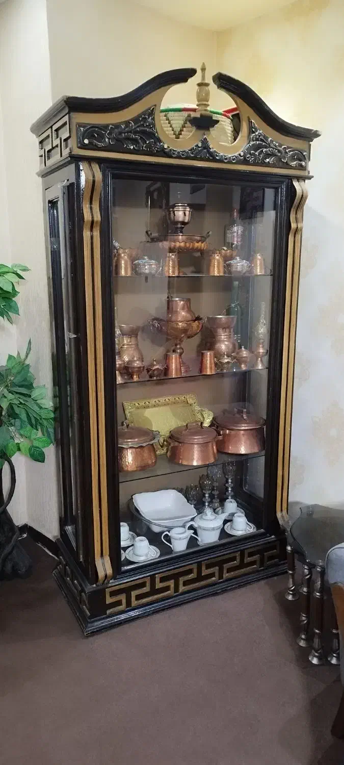 بوفه ، سه عدد گلدان مصنوعی تزینی ، سه عدد صندلی ،|بوفه، ویترین، کنسول|فولادشهر, B2|دیوار