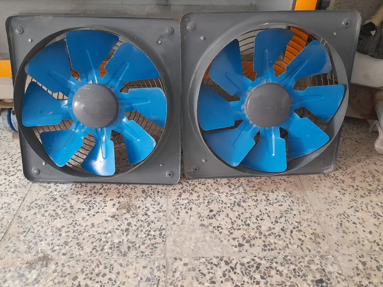 ۲عددفن و۲عدد لامپ مادون قرمز برای جوجه کشی مرغ|لوازم جانبی حیوانات|برازجان, |دیوار