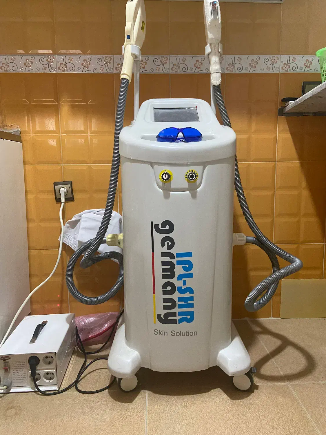 لیزر مو|آرایشگاه و سالن‌های زیبایی|سقز, |دیوار