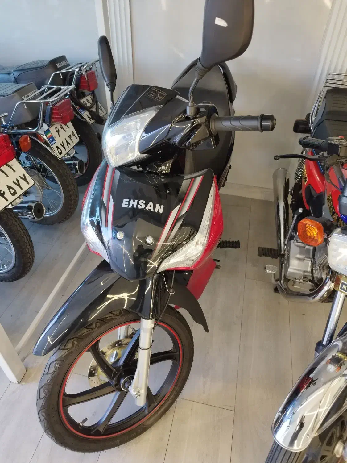 کلیک 150.هندا125ایروکس|موتورسیکلت|شیراز, شیشهگری|دیوار