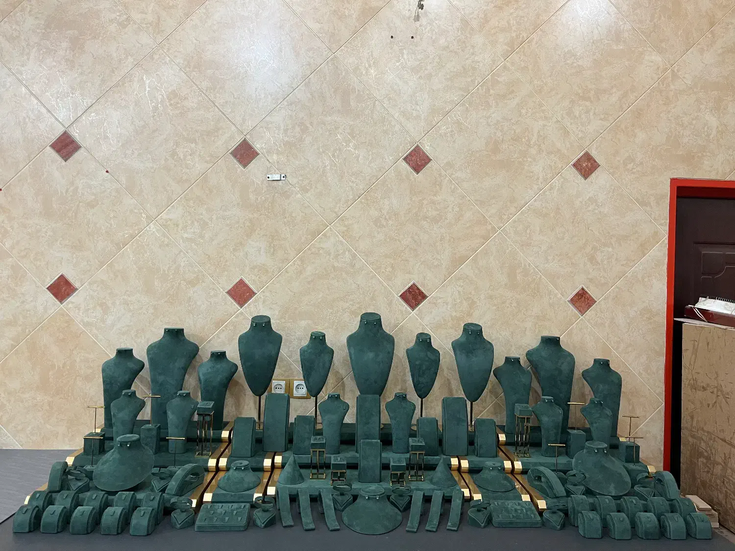 مانکن طلا/ویترین طلا/ کار اماده/ استند|فروشگاه و مغازه|ورامین, شهرک ولیعصر|دیوار