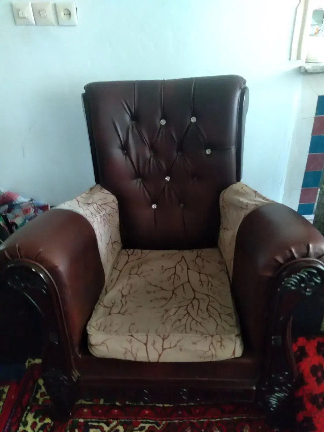 مبل ۴ نفره چرم به همراه میزعسلی مناسب سوئیت یا باغ|مبلمان خانگی و میز عسلی|همدان, |دیوار