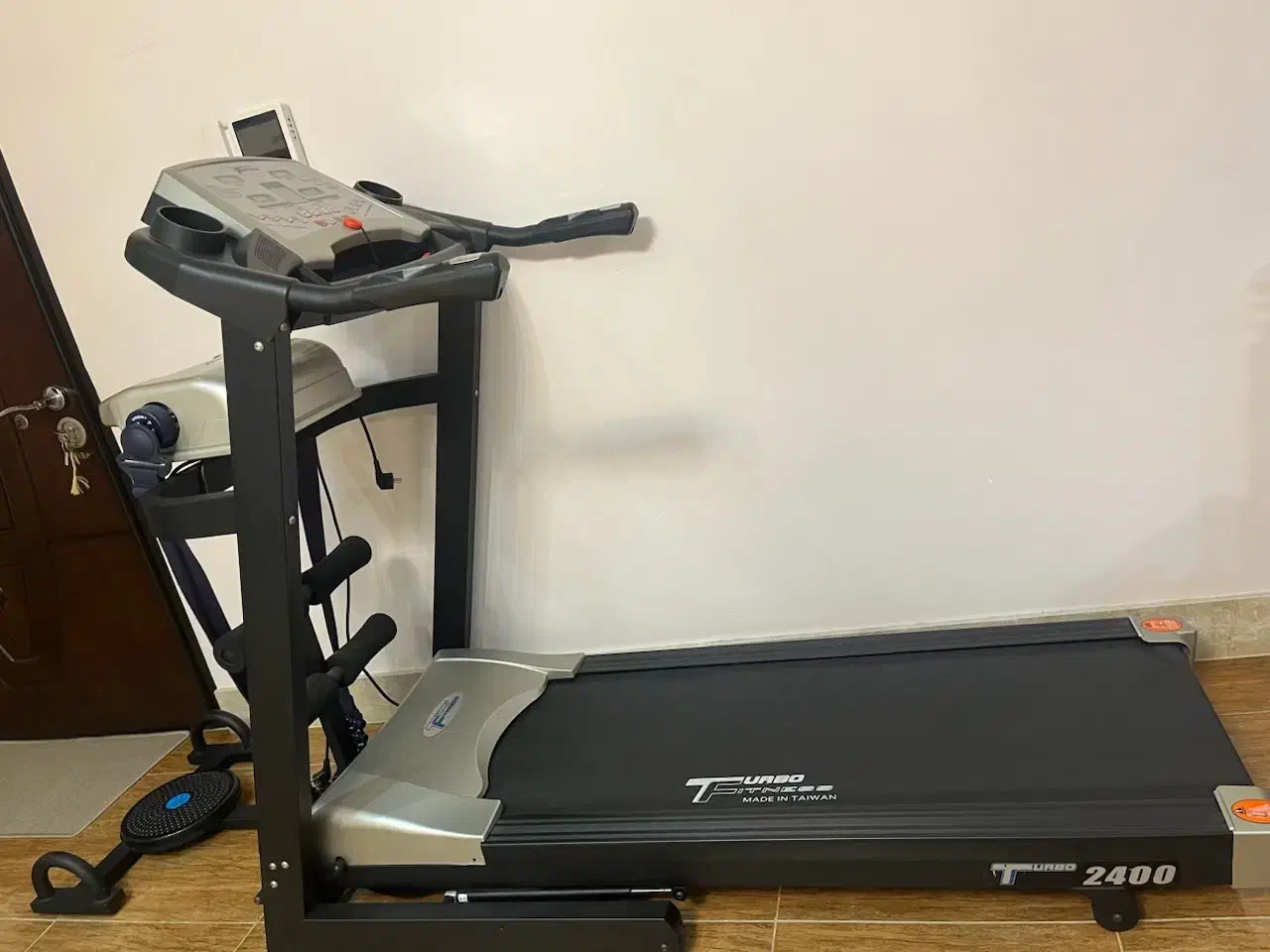 تردمیل توربو فیتنس 2400 (فوق العاده سالم و نو)|تجهیزات ورزشی|بابل, |دیوار
