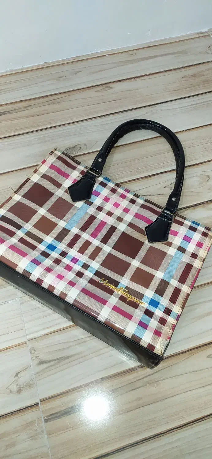 کیف|کیف، کفش، کمربند|میانه, |دیوار