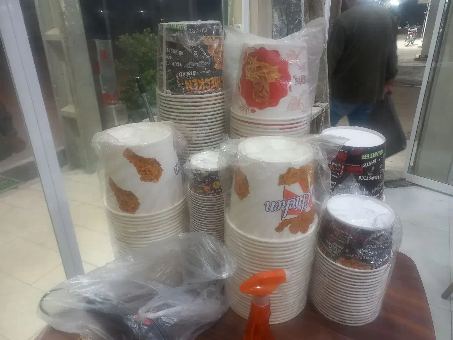 سطل سوخاری و کارتن و دو تا تابلو منو|کافیشاپ و رستوران|پاکدشت, حصار امیر|دیوار