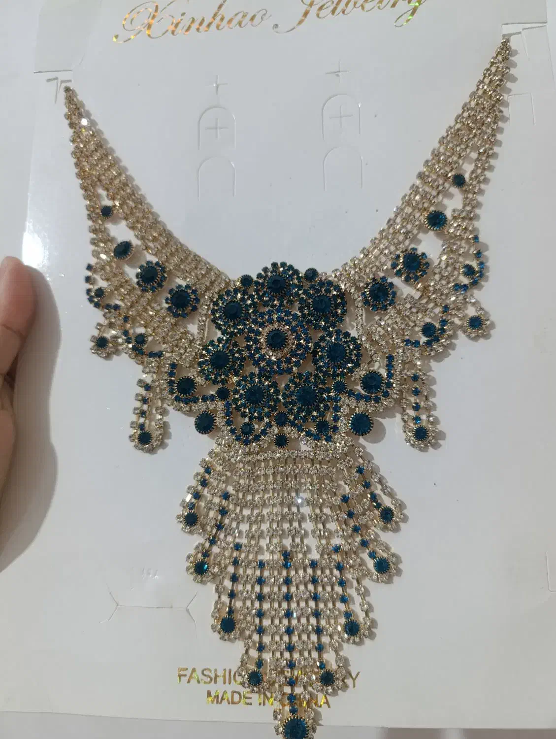 گردنبند|بدلیجات|بشاریات, |دیوار