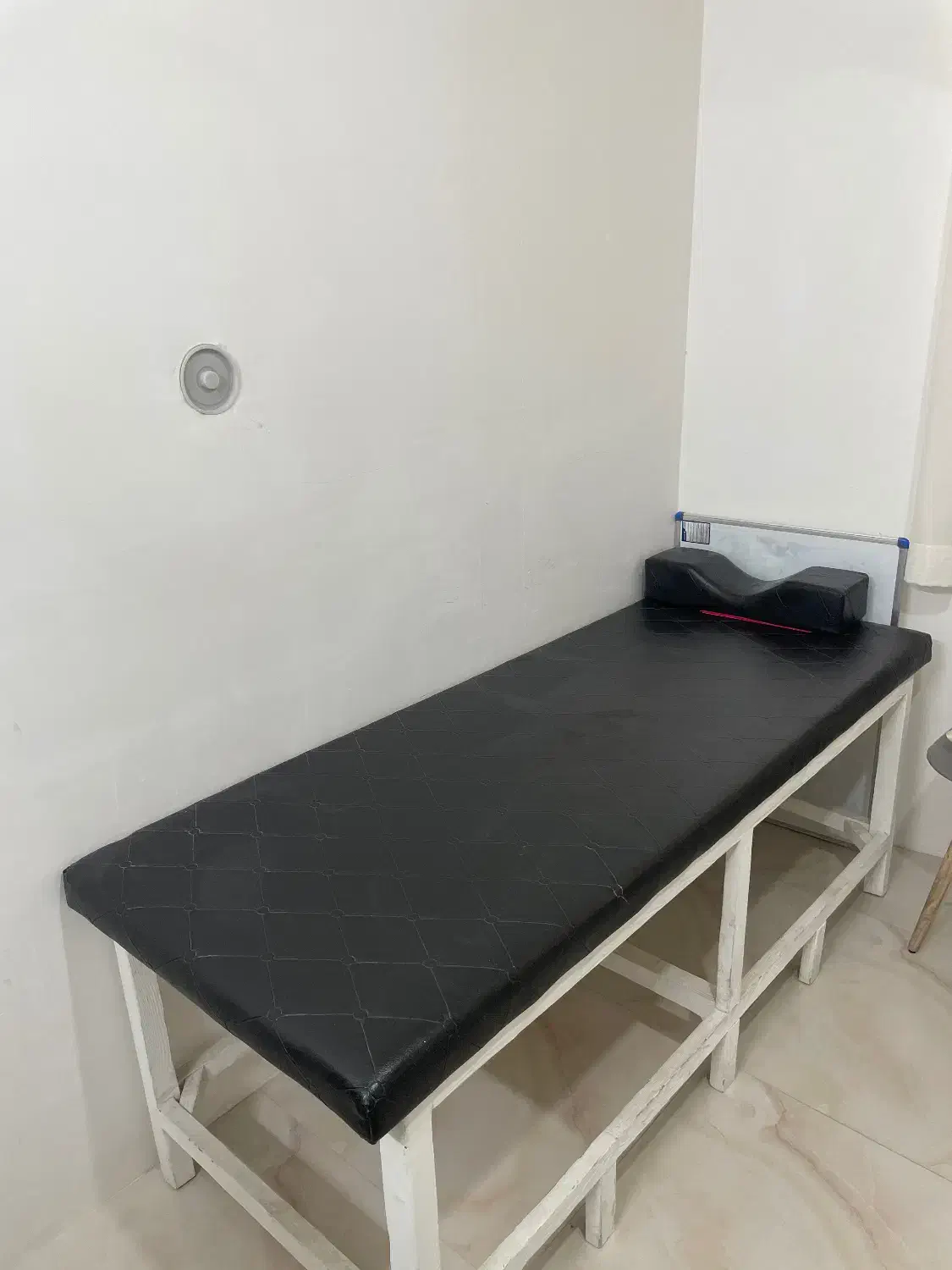 تخت|آرایشگاه و سالنهای زیبایی|سبزوار, کوی بهار|دیوار