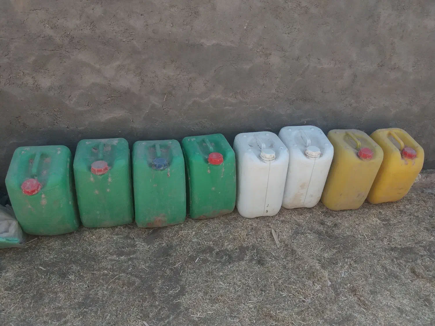 گالون ۲۰لیتری سالم ومحکم|ظروف نگهدارنده، پلاستیکی، یک‌بارمصرف|کویرات, |دیوار