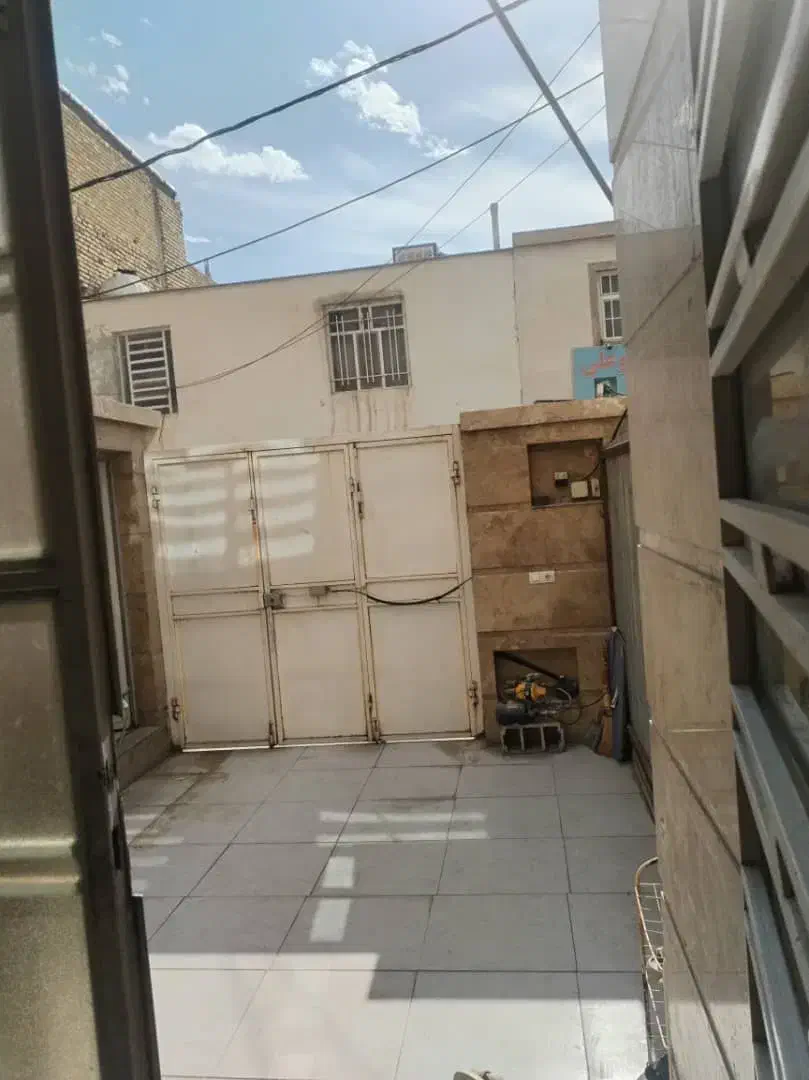 منزل دو خوابه ماشین رو درب از حیاط|اجارهٔ خانه و ویلا|شیراز, شهرک کوشکک|دیوار