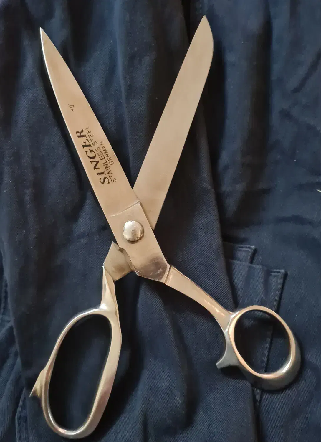 قیچی خیاطی آلمانی در حد نو یک میلیون و سیصد|لوازم خیاطی و بافتنی|شاهینشهر, فردوسی|دیوار