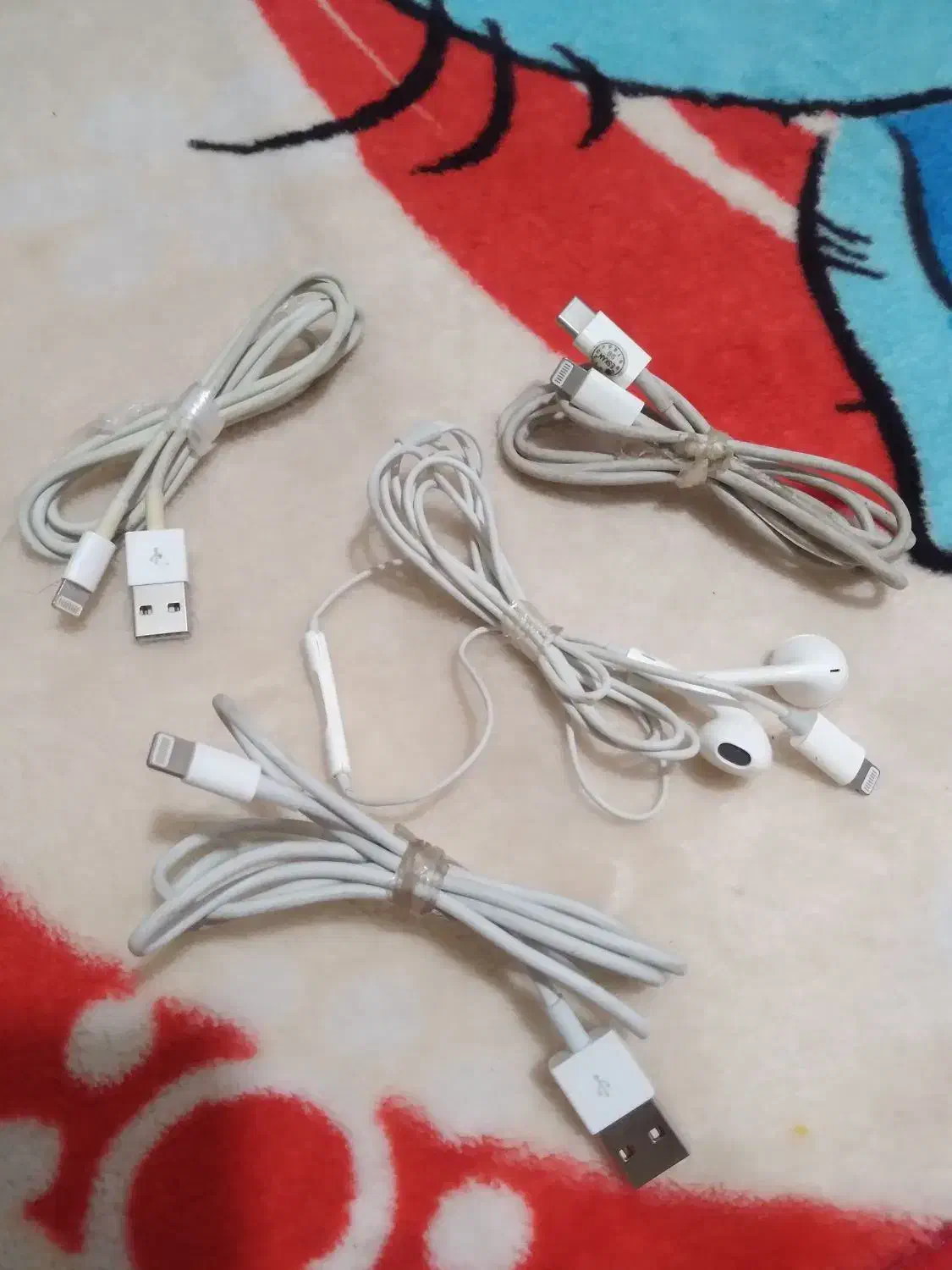 ۴عدد سیم شارژر اپل و یک عدد هندزفری اپل|لوازم جانبی موبایل و تبلت|پرند, فاز ۶|دیوار