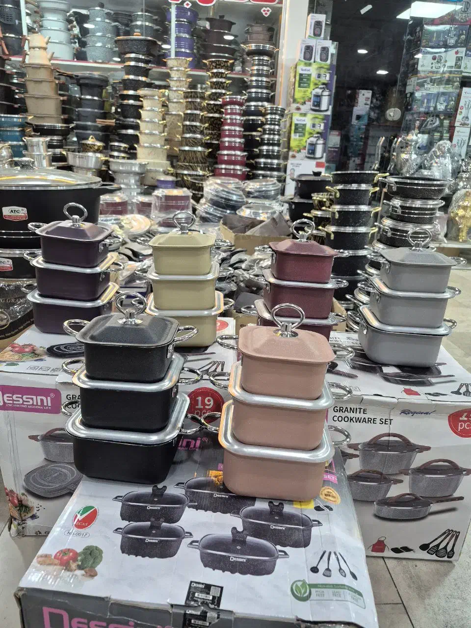 سرویس قابلمه|ظروف پخت‌وپز|شبستر, |دیوار