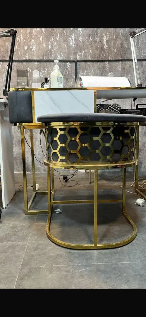 میز و صندلی واستند لاک  کاشت ناخن|آرایشگاه و سالن‌های زیبایی|لنجان, |دیوار