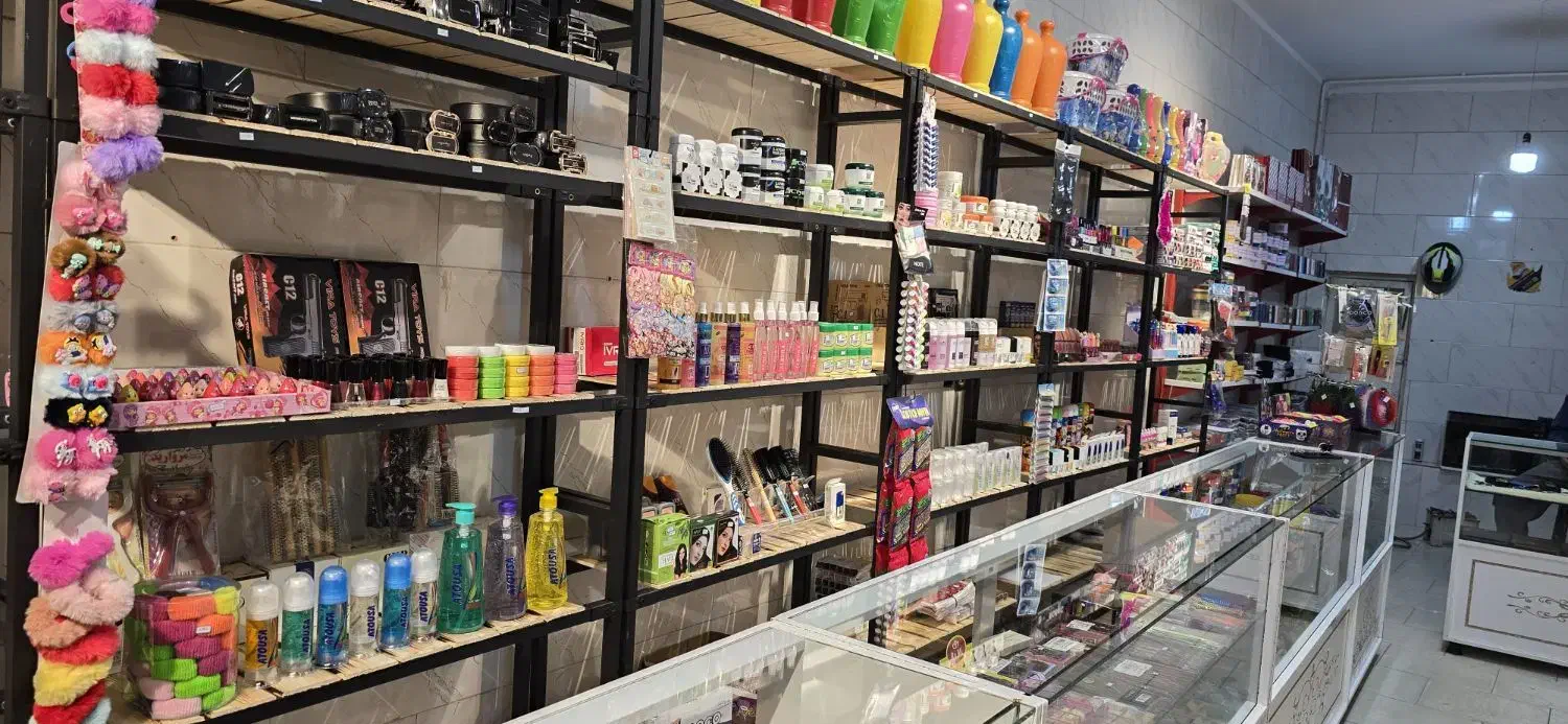 ویترین مغازه یک ونیم متری و یک متری و قفسه چوبی|فروشگاه و مغازه|مشهد, رده|دیوار